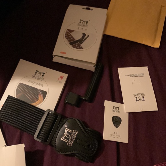 Used YAMAHA Guitar! Used for only once! - Picture 4 of 4